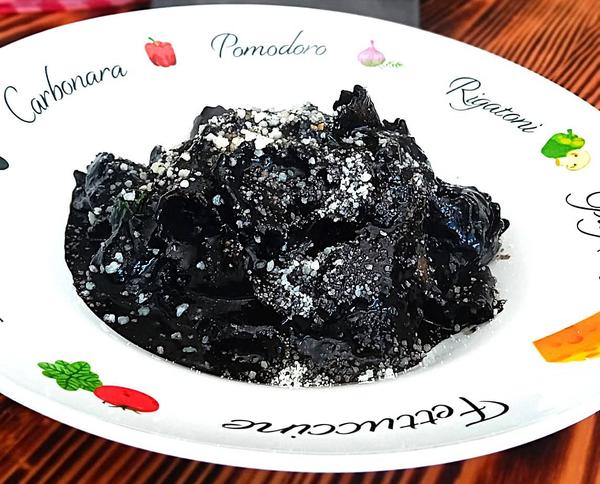 Paste cu Sos Nero di Seppia e Gamberetti